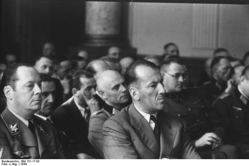Ernst Kaltenbrunner 1944 als Zuschauer beim Volksgerichthof in Nürnberg. Rechte: Bundesarchiv, Bild 151-17-03 / CC-BY-SA
